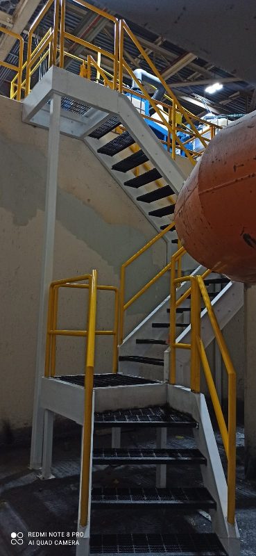 Escalera de acceso a fosa de lodos fabricada para GM Silao