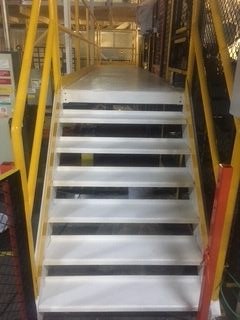 Escalera y plataforma para celda de robots en GM San Luis Potosí